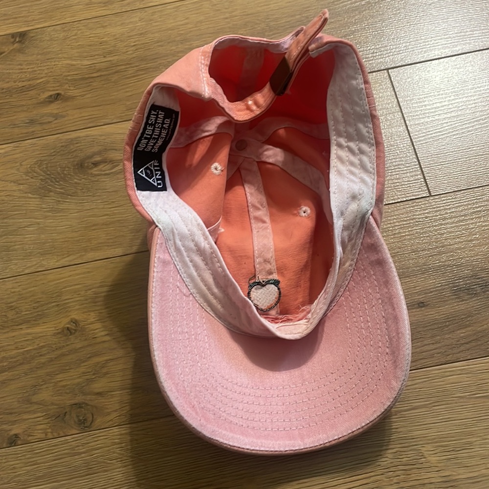 UNIF Peach Hat - Picture 4 of 4